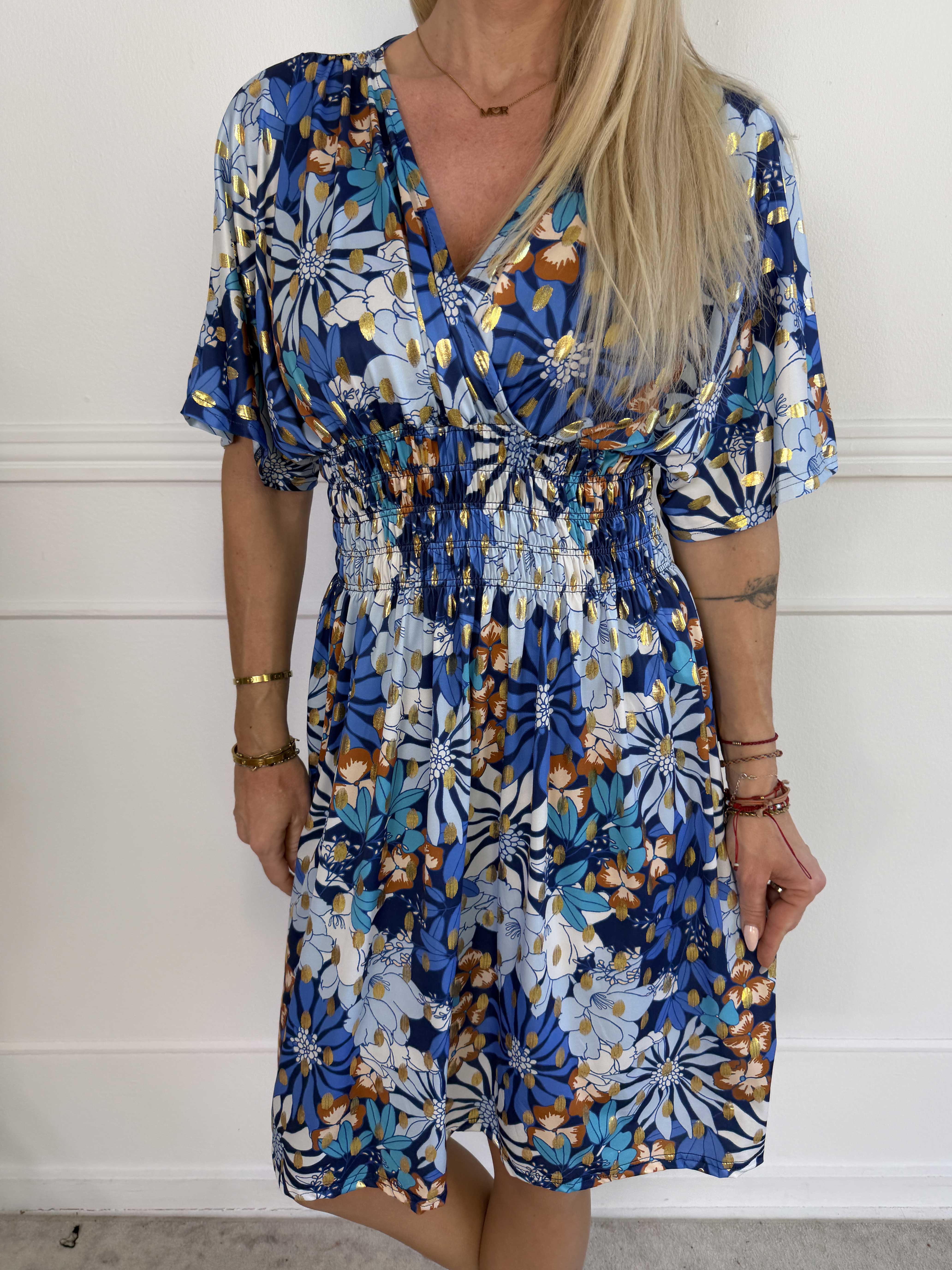 Pams Bloomfall Short - Elastisk kjole med blomstermotiver og guld dutter